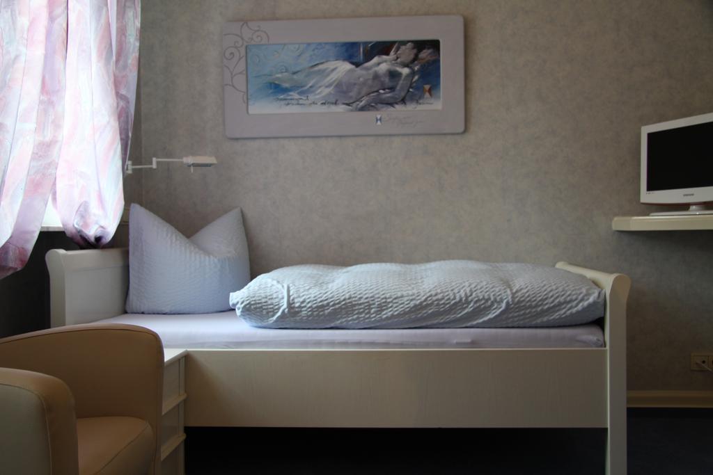 Gaestehaus Hebinger Am Schlosspark Deidesheim Room photo