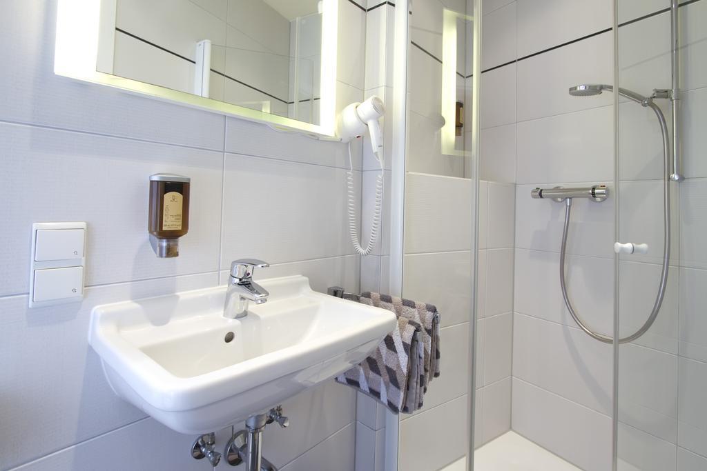 Gaestehaus Hebinger Am Schlosspark Deidesheim Room photo