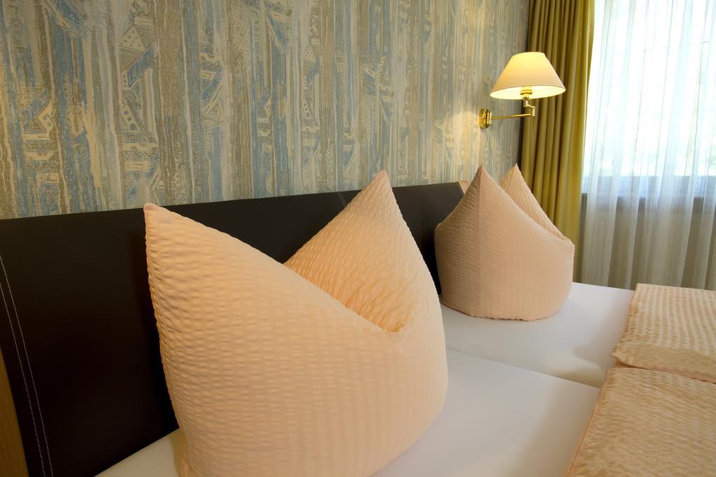 Gaestehaus Hebinger Am Schlosspark Deidesheim Room photo